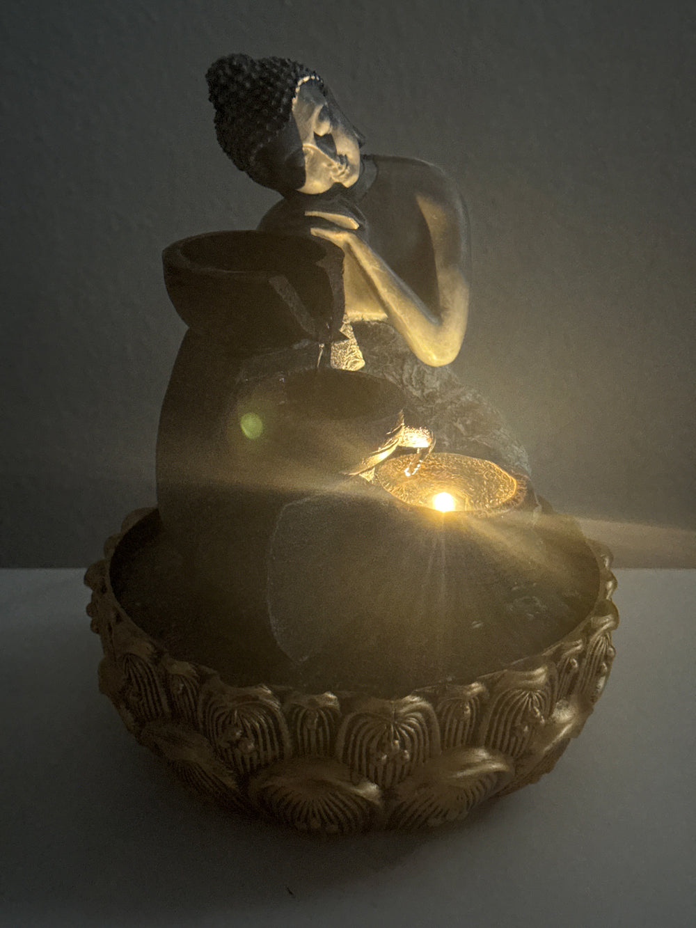 Buddha Beltéri Szökőkút – Zen Nyugalom Fénnyel és Vízzel