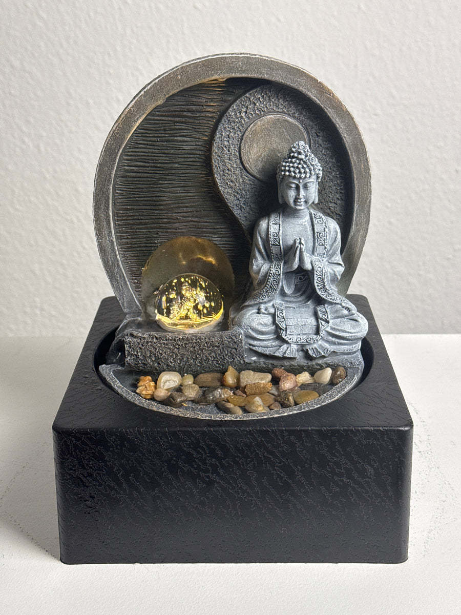 Meditáló Buddha Szökőkút – Zen Nyugalom Fénnyel és Vízzel
