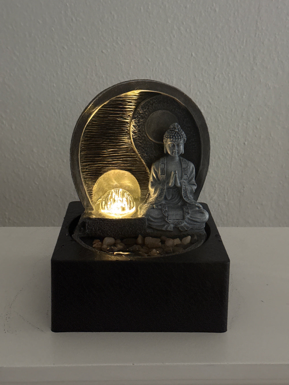 Meditáló Buddha Szökőkút – Zen Nyugalom Fénnyel és Vízzel