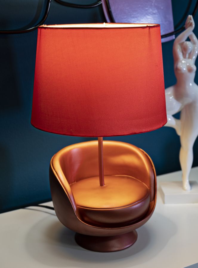 Piros színű, mid-century stílusú asztali lámpa textilernyővel – retro akcent