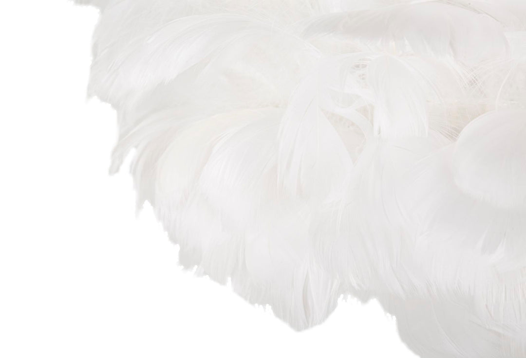 Fehér színű, karcsú állólámpa tollas ernyővel – Feathers kollekció