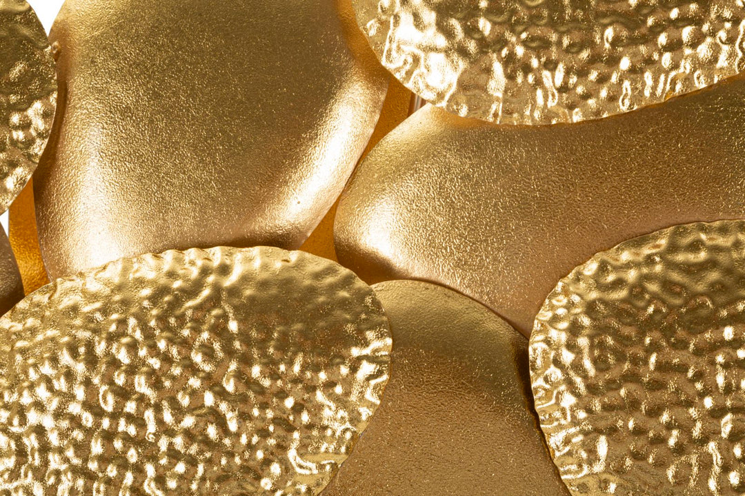 Arany színű fém fali lámpa kagyló mintával – dekoratív világítás