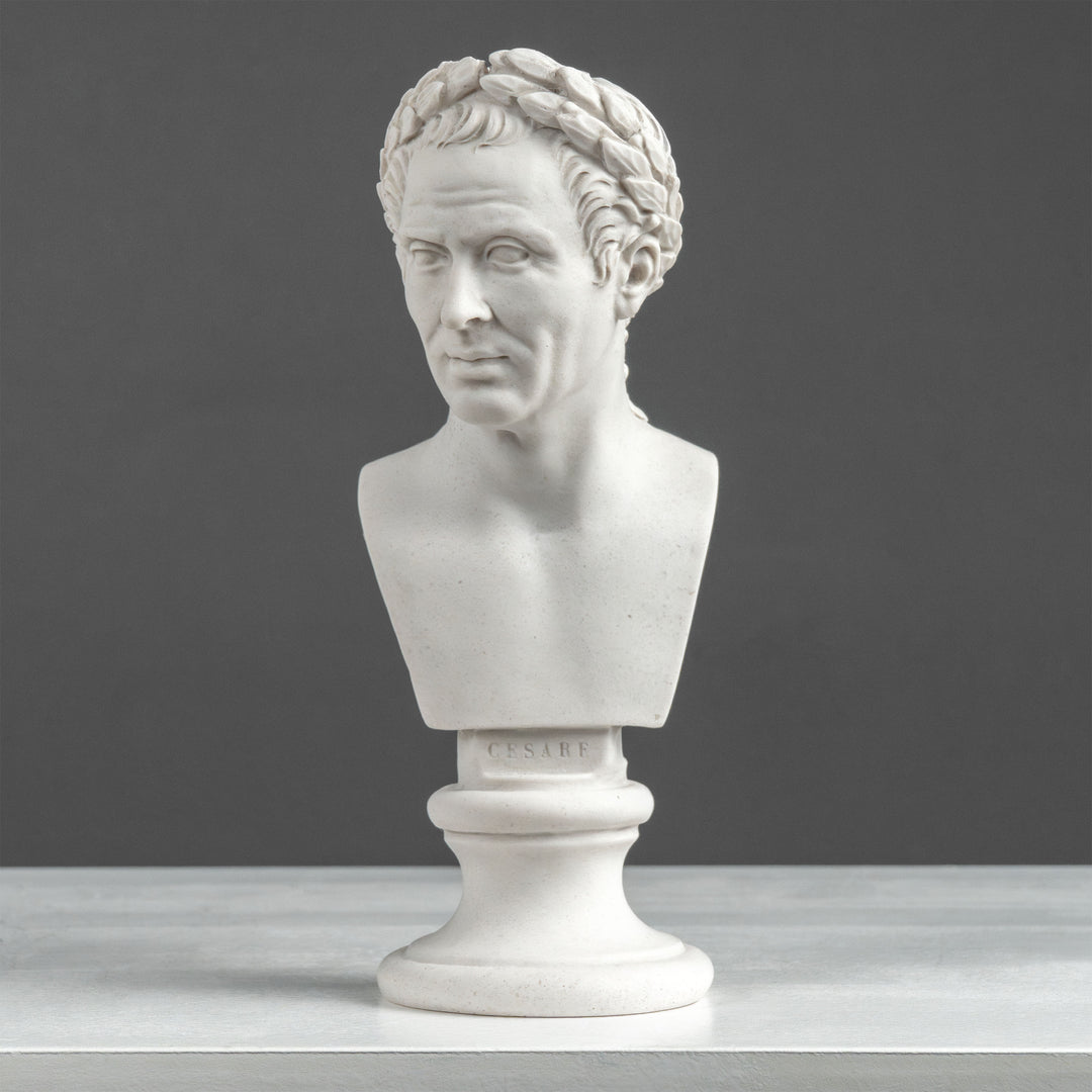 Julius Caesar Mellszobor – Győzelmi babérkoszorúval