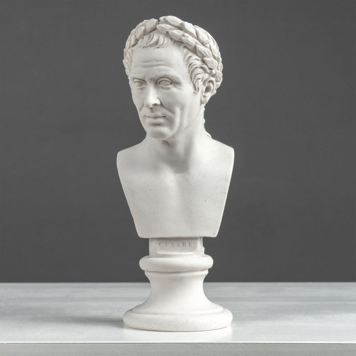 Julius Caesar Mellszobor – Győzelmi babérkoszorúval