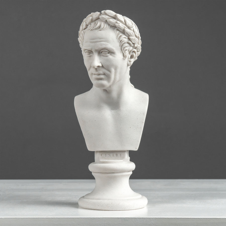 Julius Caesar Mellszobor – Győzelmi babérkoszorúval