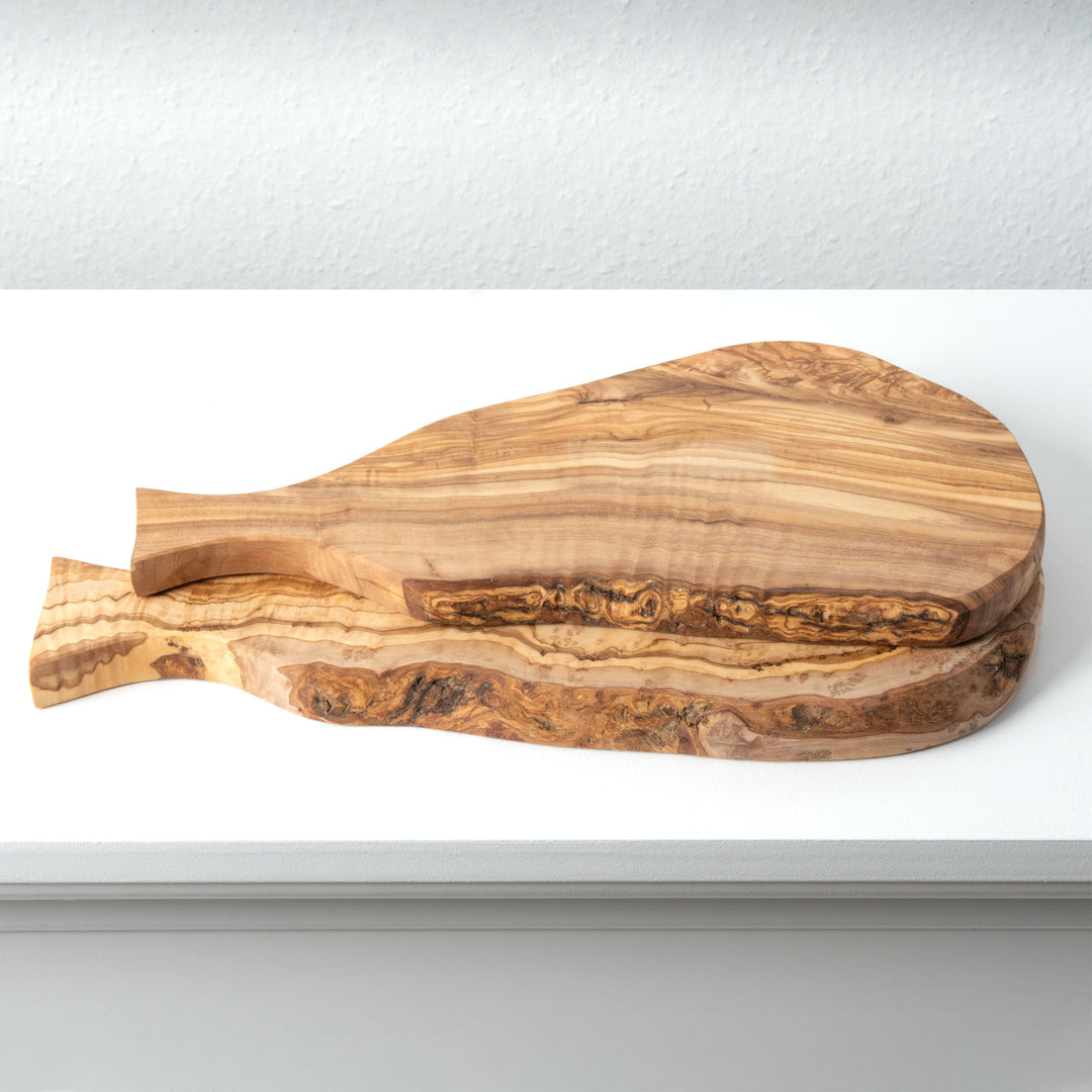 Kézműves olajfa vágódeszka szett nyéllel – egyedi formájú (2 db-os)