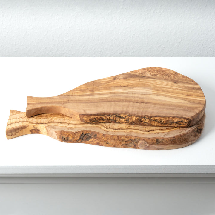 Kézműves olajfa vágódeszka szett nyéllel – egyedi formájú (2 db-os)