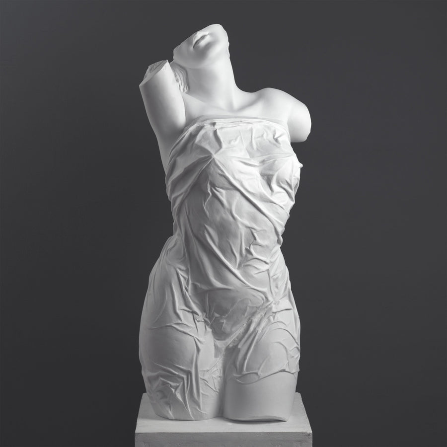 Drapált női torzó szobor (kortárs klasszikus forma)