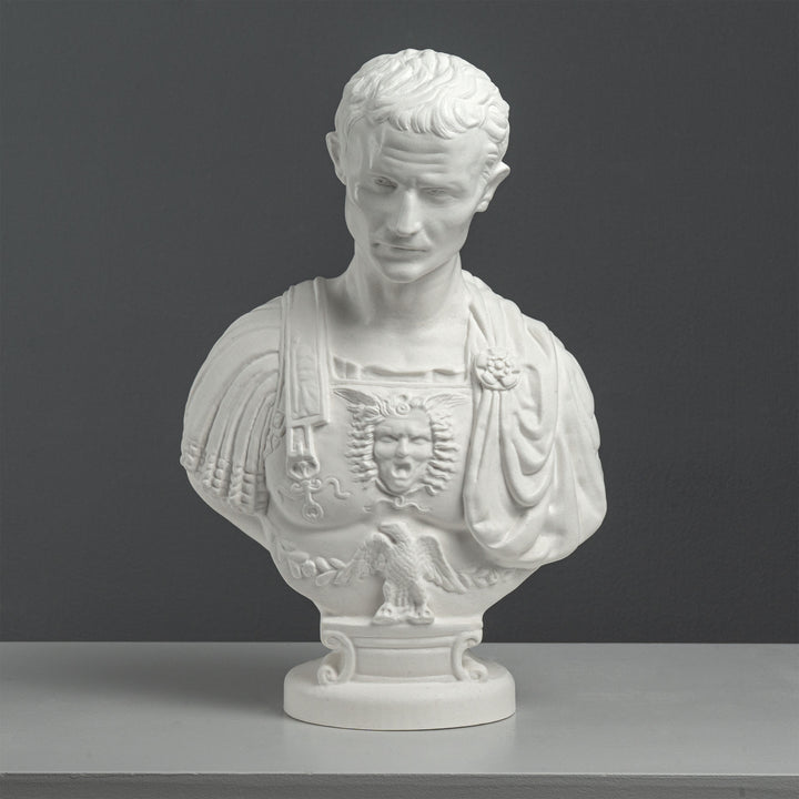 Julius Caesar díszpáncélos mellszobra – Andrea Ferrucci nyomán