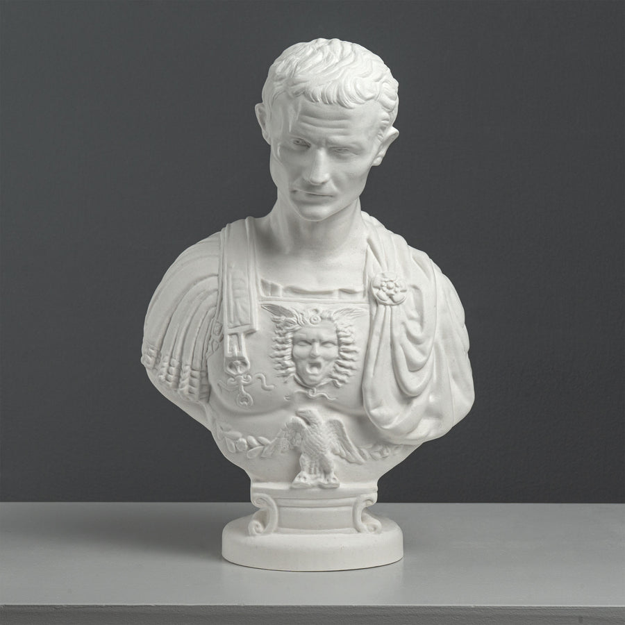 Julius Caesar díszpáncélos mellszobra – Andrea Ferrucci nyomán