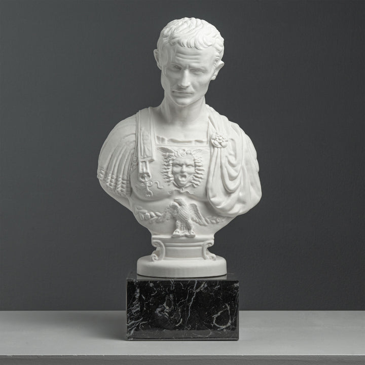 Julius Caesar díszpáncélos mellszobra –  Andrea Ferrucci nyomán (Fekete márvány talapzaton)