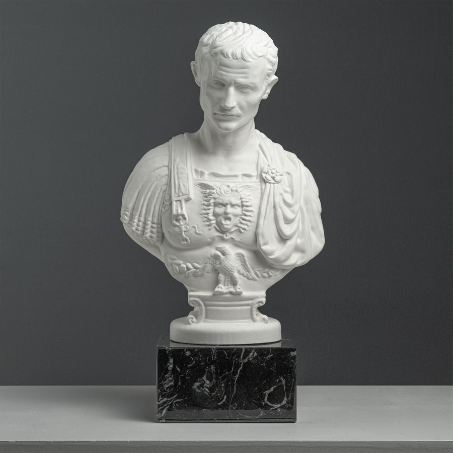 Julius Caesar díszpáncélos mellszobra –  Andrea Ferrucci nyomán (Fekete márvány talapzaton)