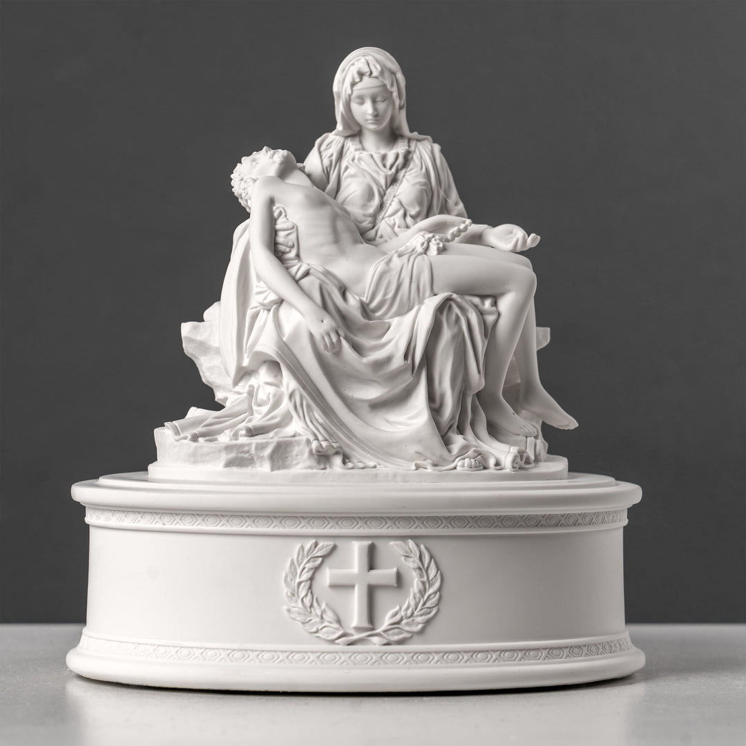 Michelangelo Pietàja – díszes emlékurna (Fehér műgyanta szobor)