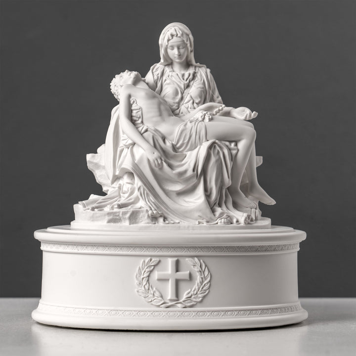 Michelangelo Pietàja – díszes emlékurna (Fehér műgyanta szobor)
