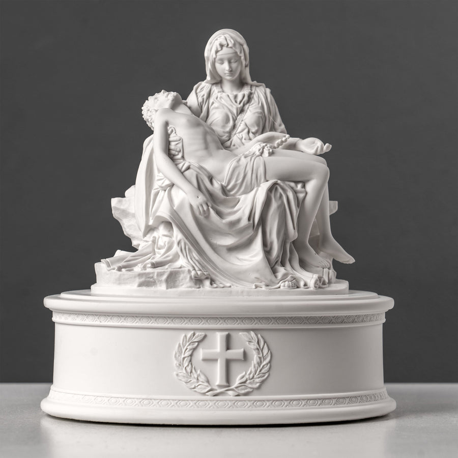 Michelangelo Pietàja – díszes emlékurna (Fehér műgyanta szobor)