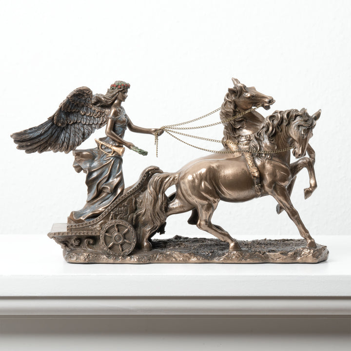 Niké Szobor Diadalszekéren (A győzelem istennője – Hidegen öntött bronz szobor)