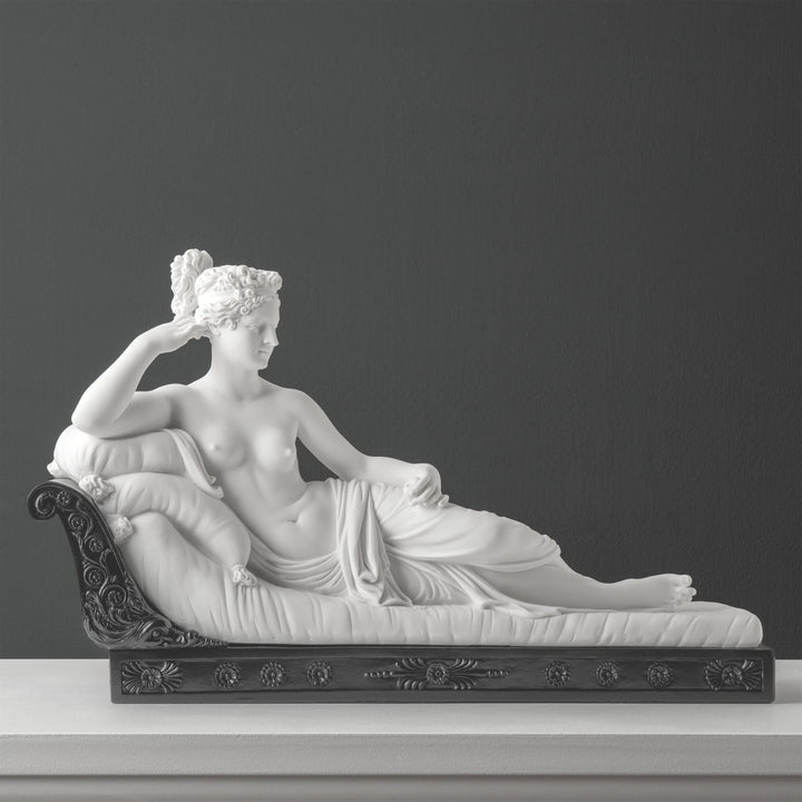 Vénusz Victrix (Pauline Bonaparte) szobra — fekete talapzaton