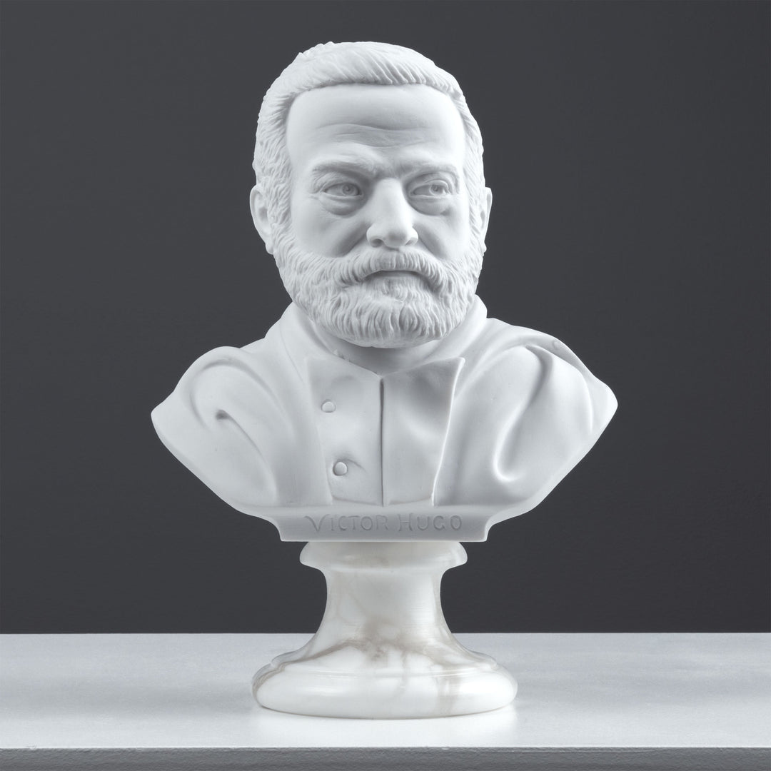 Victor Hugo mellszobor — a francia romantika mestere