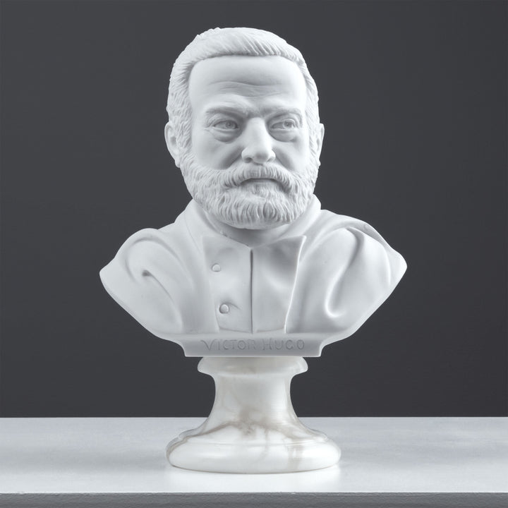 Victor Hugo mellszobor — a francia romantika mestere