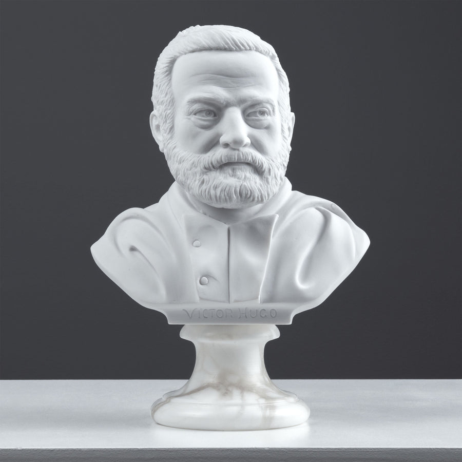 Victor Hugo mellszobor — a francia romantika mestere