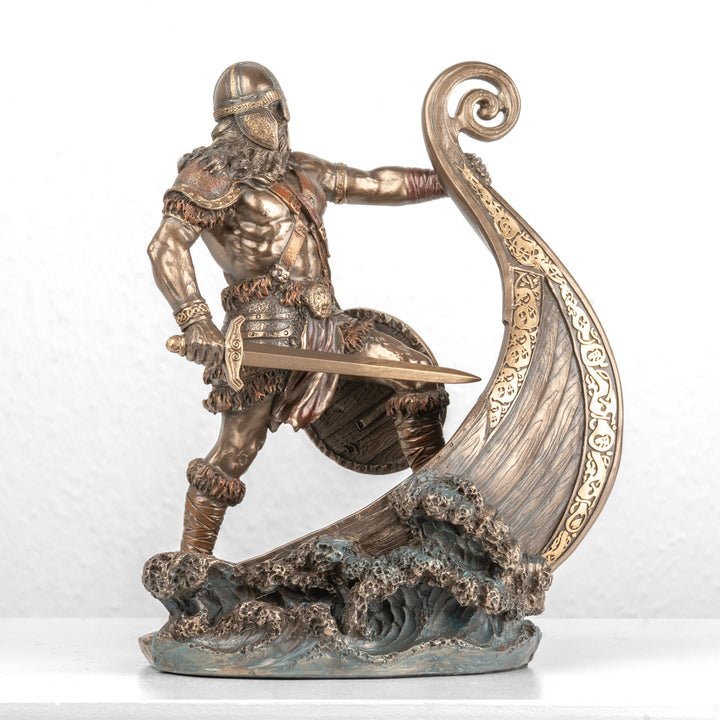 Viking harcos szobor karddal és drakkarral (Hidegen öntött bronz szobor)
