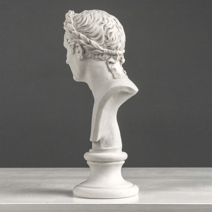 Julius Caesar Mellszobor – Győzelmi babérkoszorúval