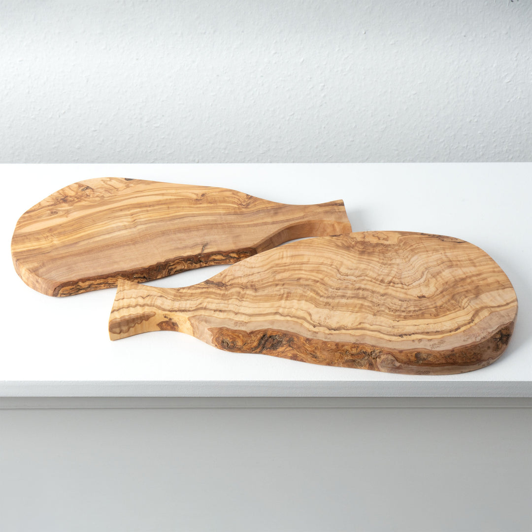Kézműves olajfa vágódeszka szett nyéllel – egyedi formájú (2 db-os)