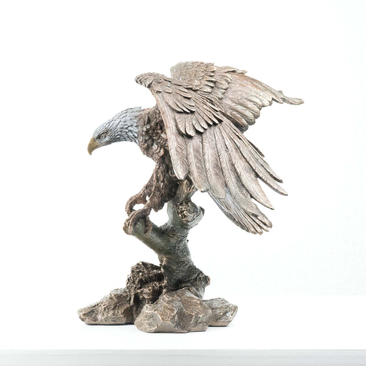 Sas Szobor „Vadászó” (Hidegen öntött bronz állat szobor)