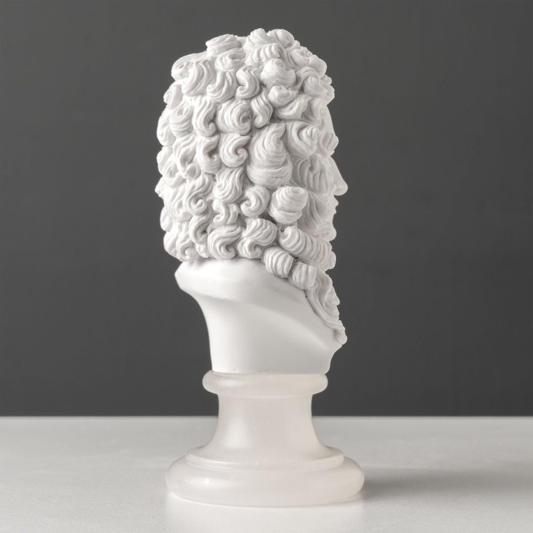 Isaac Newton mellszobor – a klasszikus fizika atyja