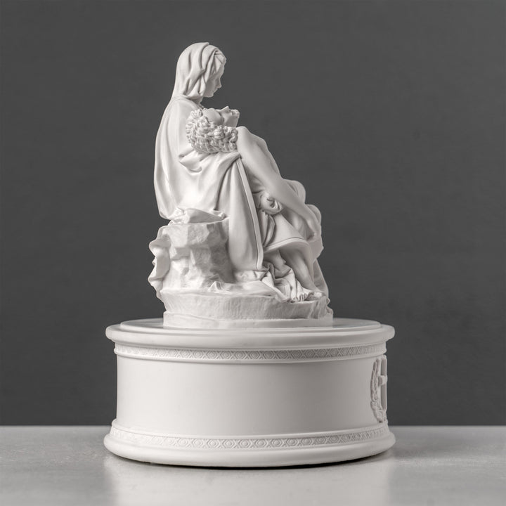 Michelangelo Pietàja – díszes emlékurna (Fehér műgyanta szobor)