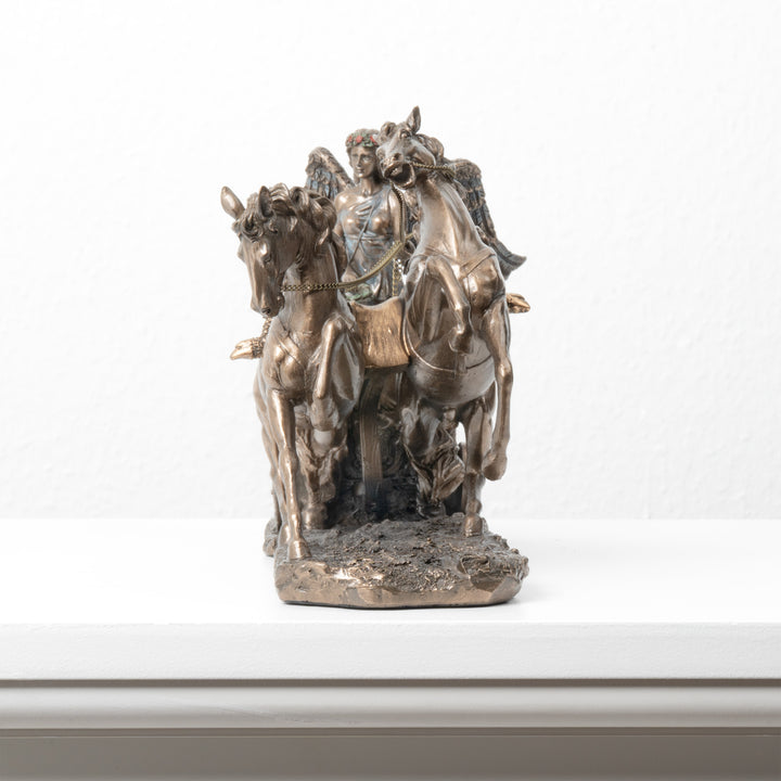 Niké Szobor Diadalszekéren (A győzelem istennője – Hidegen öntött bronz szobor)