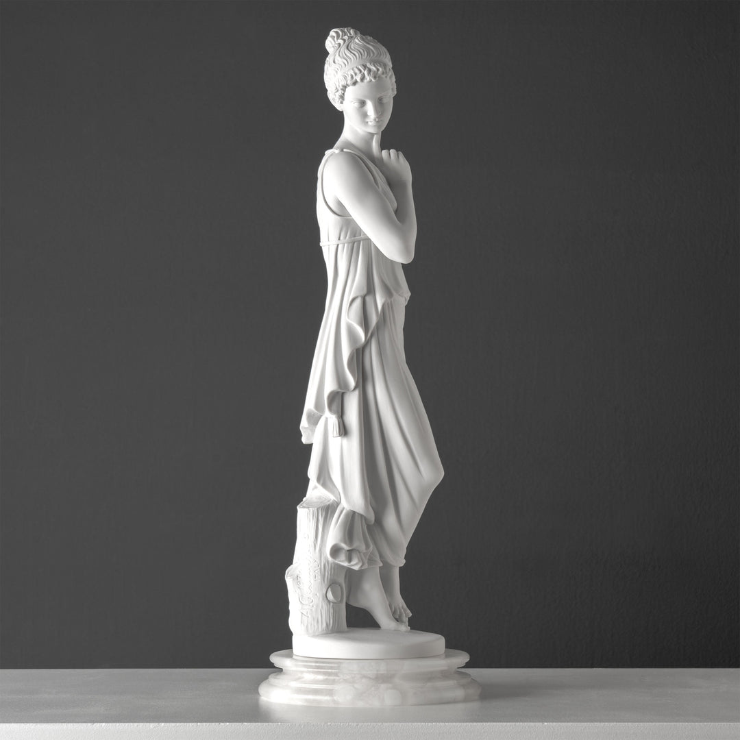 Táncosnő szobra ujjával az állán – Antonio Canovától