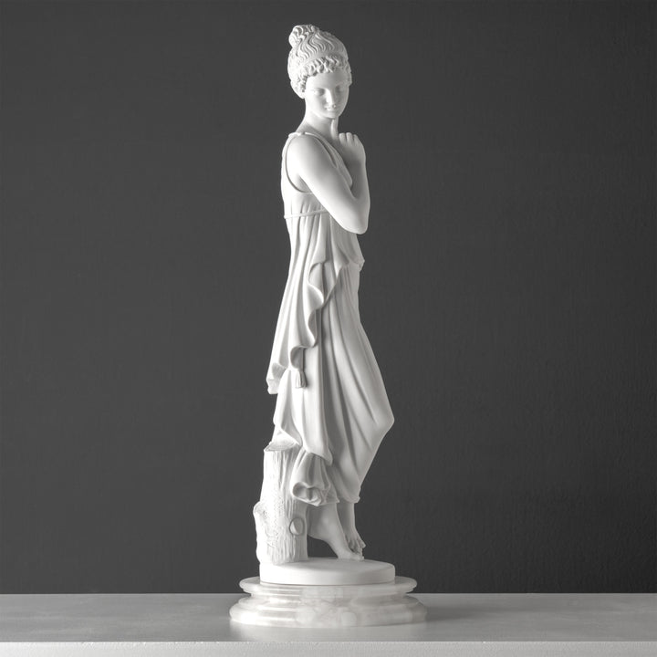 Táncosnő szobra ujjával az állán – Antonio Canovától