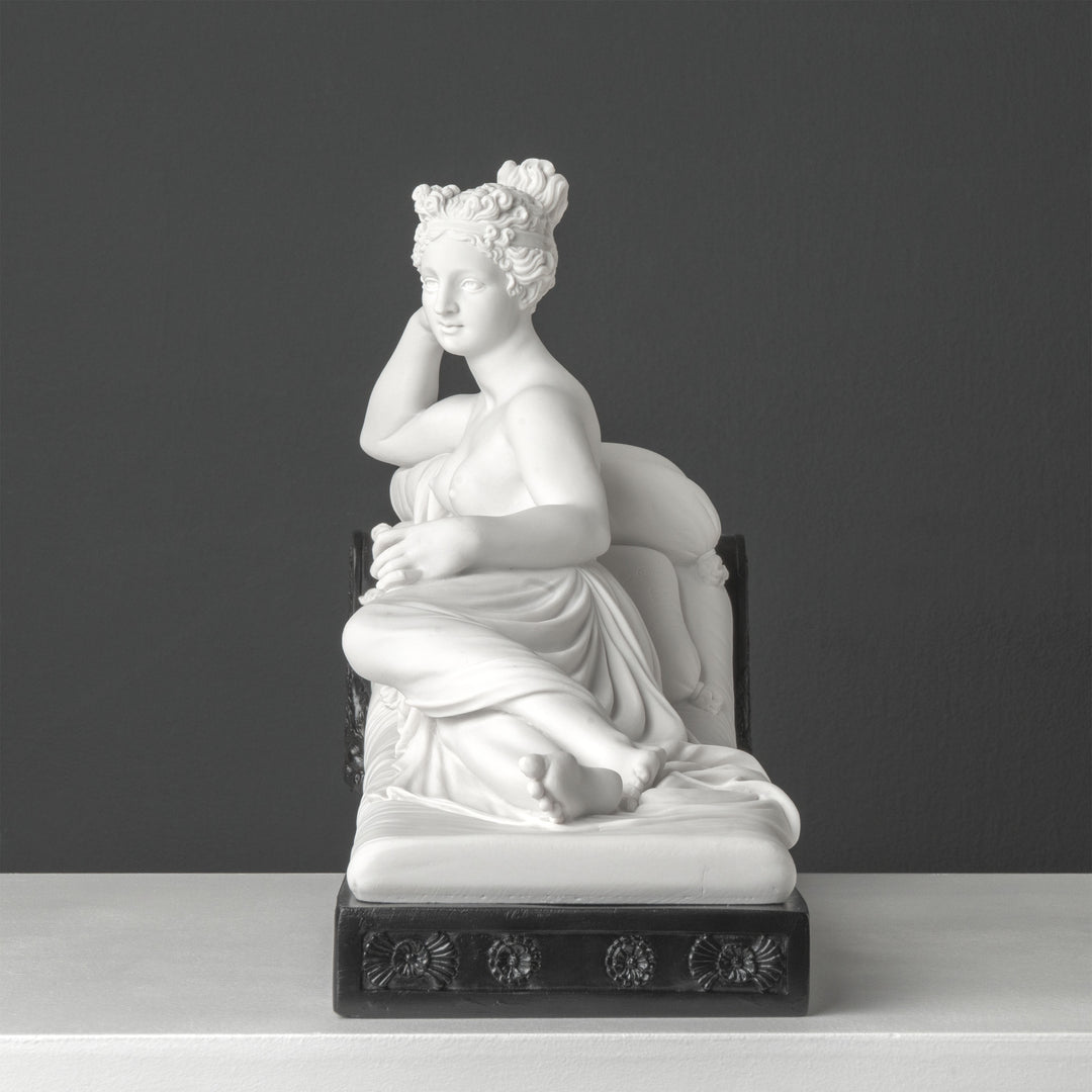 Vénusz Victrix (Pauline Bonaparte) szobra — fekete talapzaton