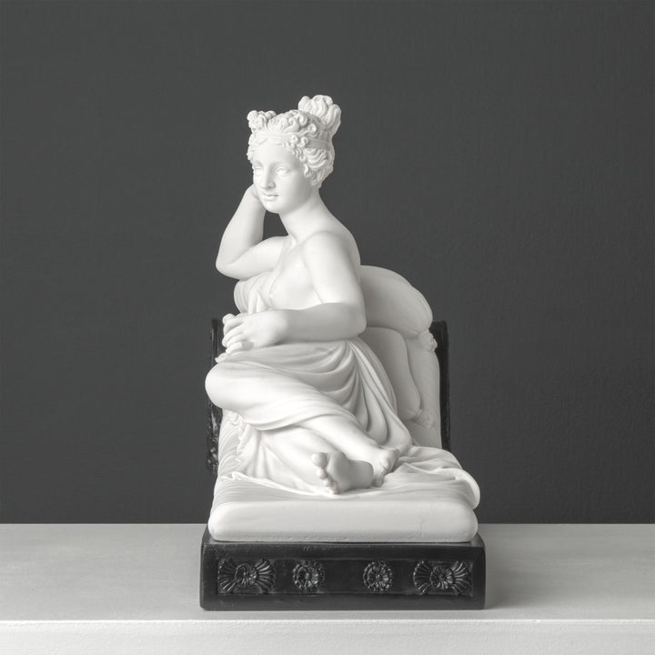 Vénusz Victrix (Pauline Bonaparte) szobra — fekete talapzaton