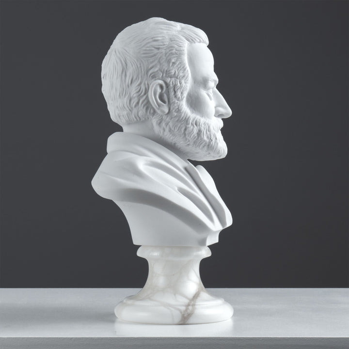 Victor Hugo mellszobor — a francia romantika mestere