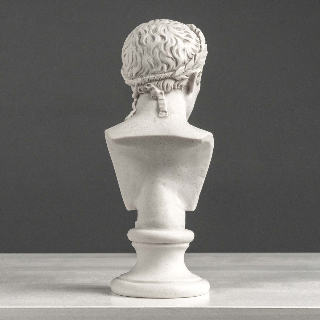 Julius Caesar Mellszobor – Győzelmi babérkoszorúval