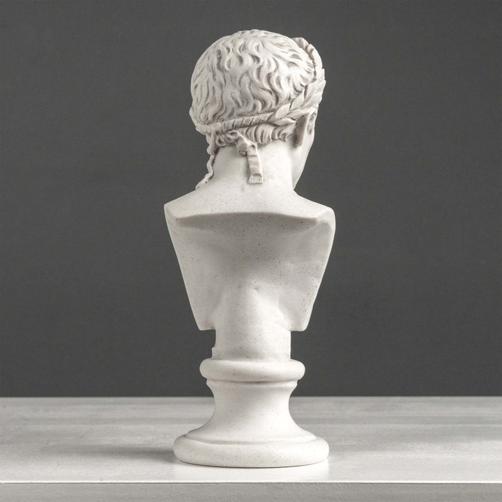 Julius Caesar Mellszobor – Győzelmi babérkoszorúval