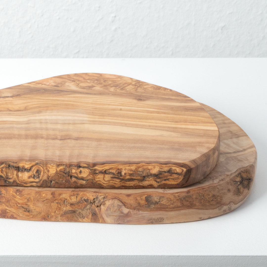 Kézműves olajfa vágódeszka szett nyéllel – egyedi formájú (2 db-os)