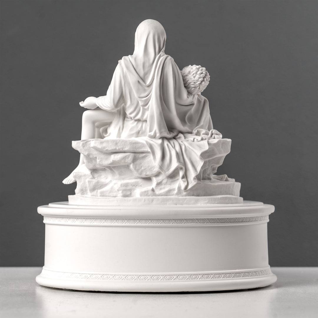 Michelangelo Pietàja – díszes emlékurna (Fehér műgyanta szobor)