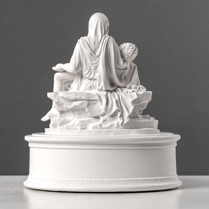Michelangelo Pietàja – díszes emlékurna (Fehér műgyanta szobor)