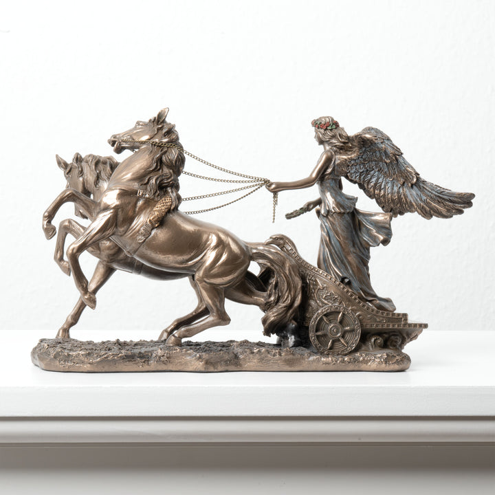 Niké Szobor Diadalszekéren (A győzelem istennője – Hidegen öntött bronz szobor)