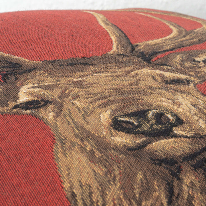 Piros Díszpárna Őz Motívummal (gobelin szövés)