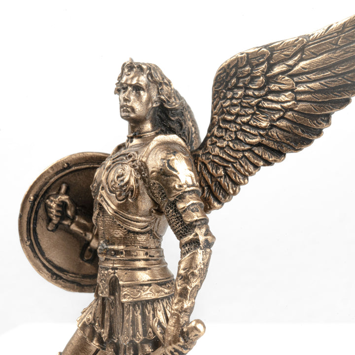 Szent Mihály arkangyal figura – A mennyek védelmezője (kis hidegen öntött bronzszobor)