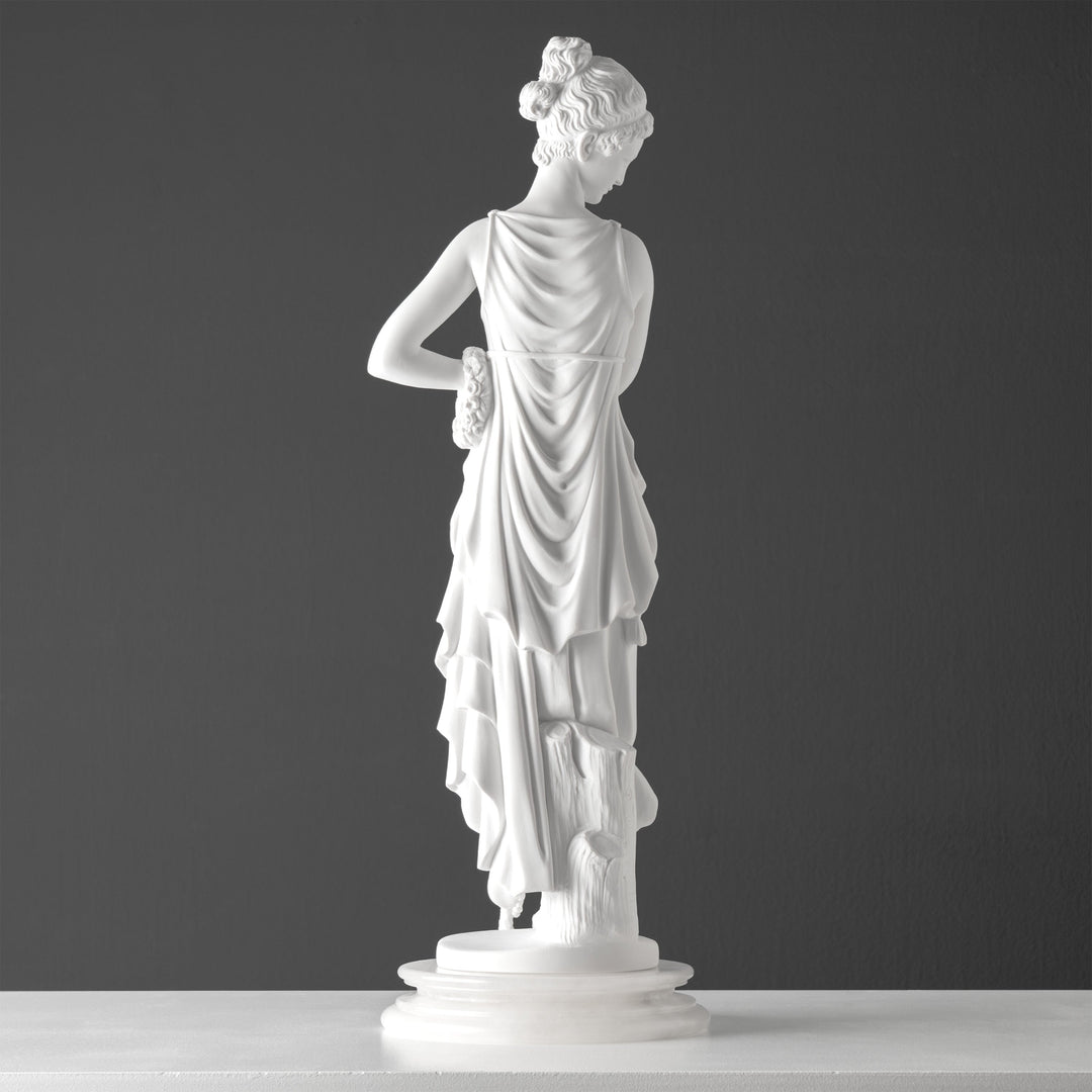 Táncosnő szobra ujjával az állán – Antonio Canovától