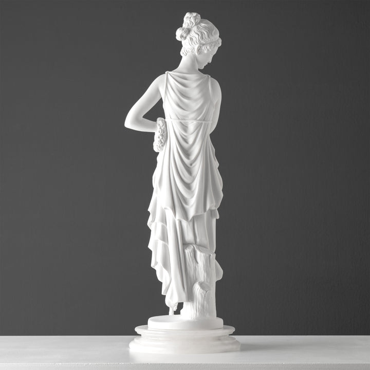 Táncosnő szobra ujjával az állán – Antonio Canovától