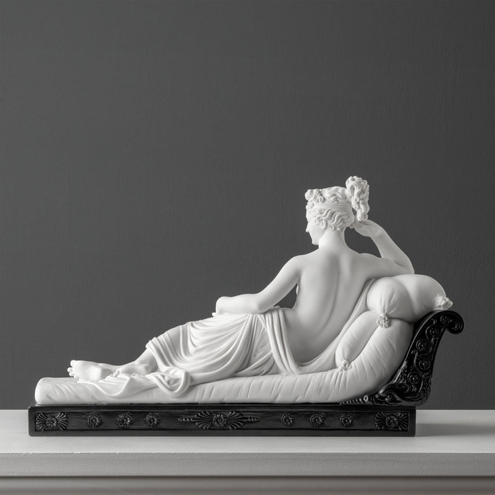 Vénusz Victrix (Pauline Bonaparte) szobra — fekete talapzaton