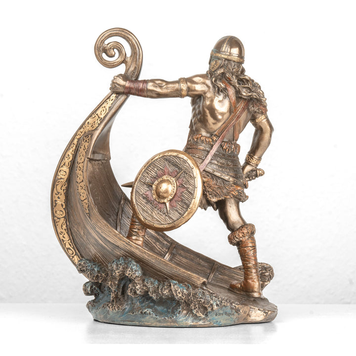 Viking harcos szobor karddal és drakkarral (Hidegen öntött bronz szobor)