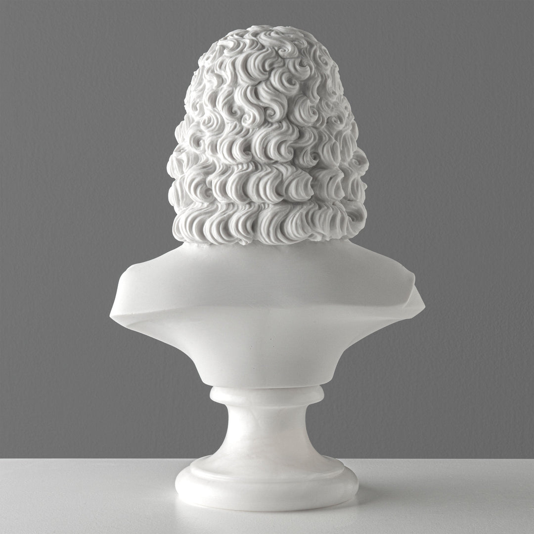 Voltaire mellszobor — a felvilágosodás szelleme