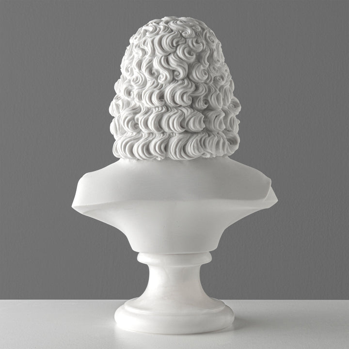 Voltaire mellszobor — a felvilágosodás szelleme